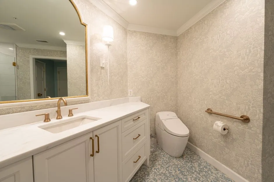 Salle de bain claire avec lavabo, miroir et WC